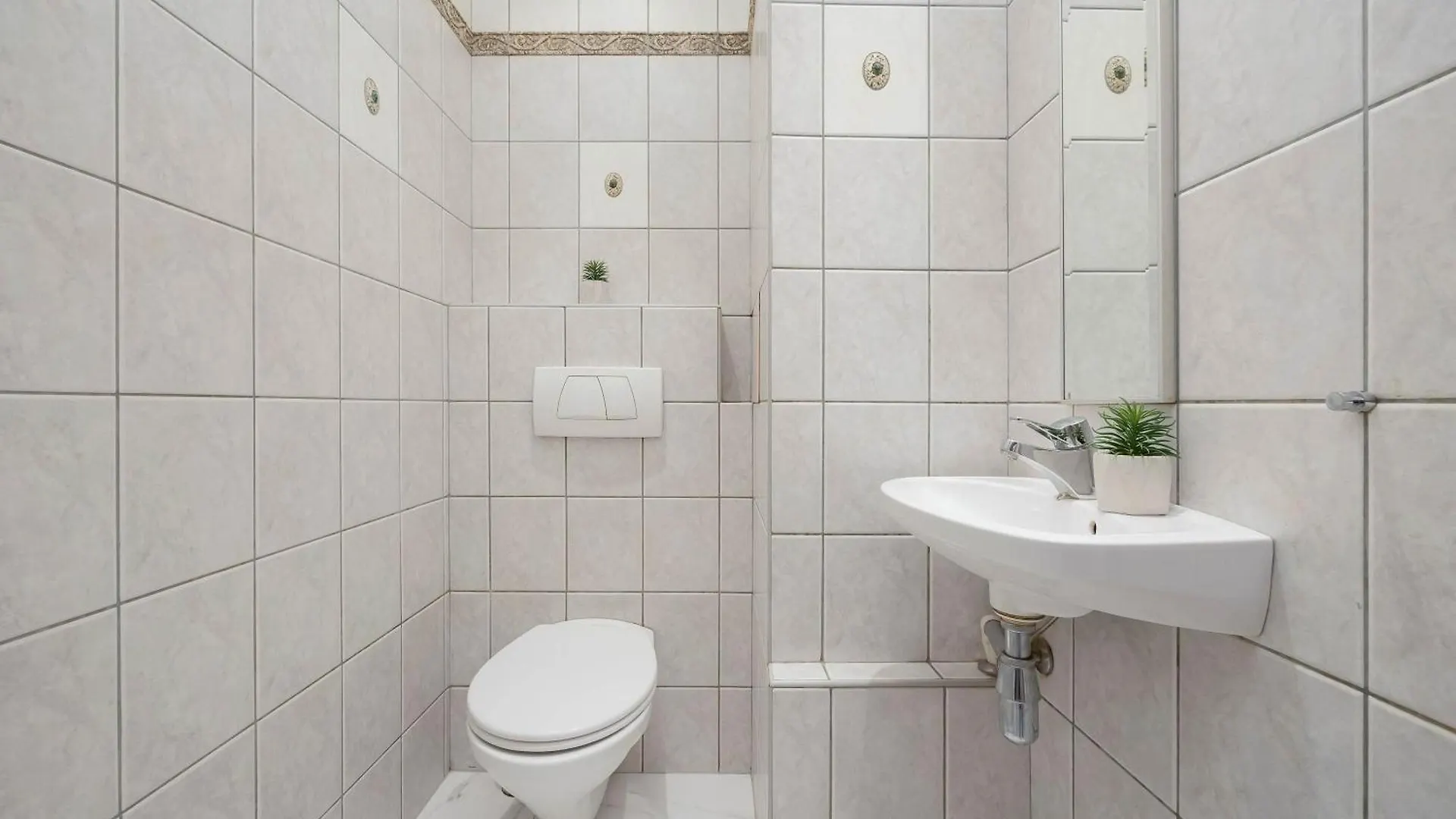 Spacious 4-Bedroom Apartment By Noclegi Renters Warsaw