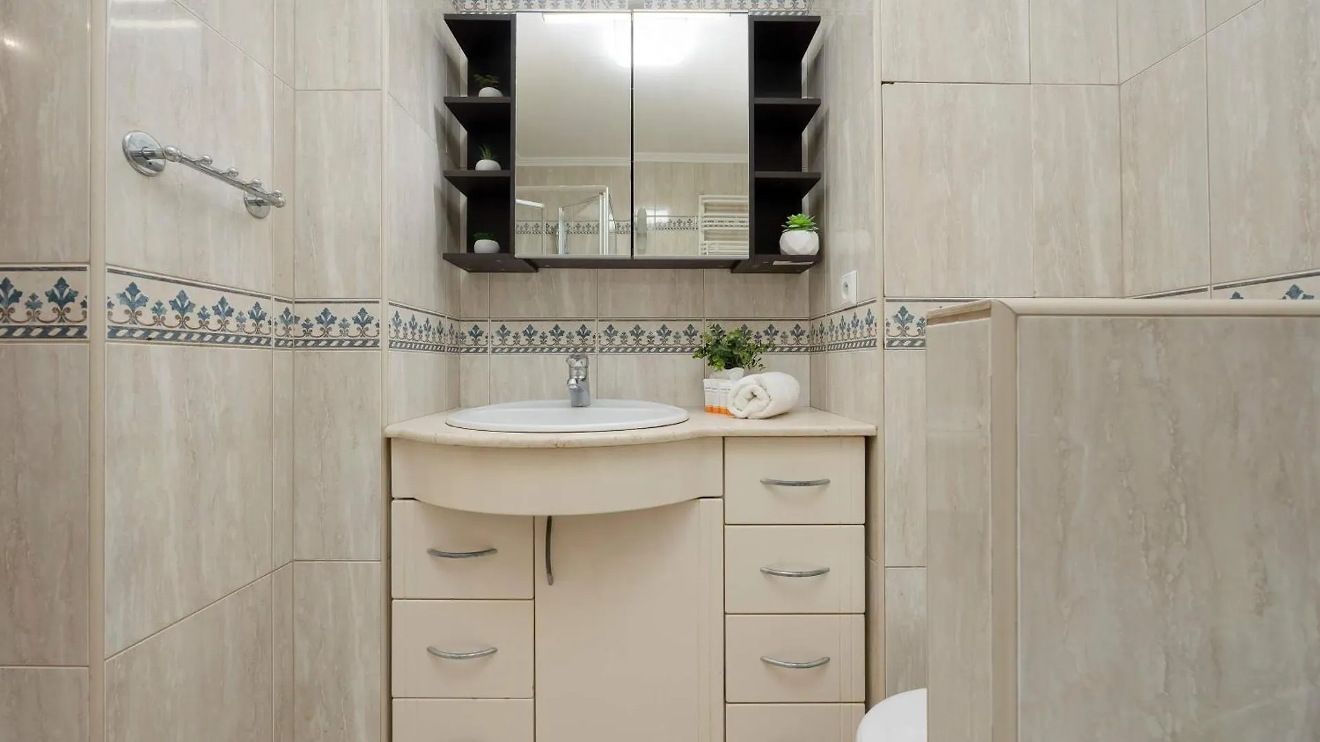 Spacious 4-Bedroom Apartment By Noclegi Renters Warsaw 0*,  Poland