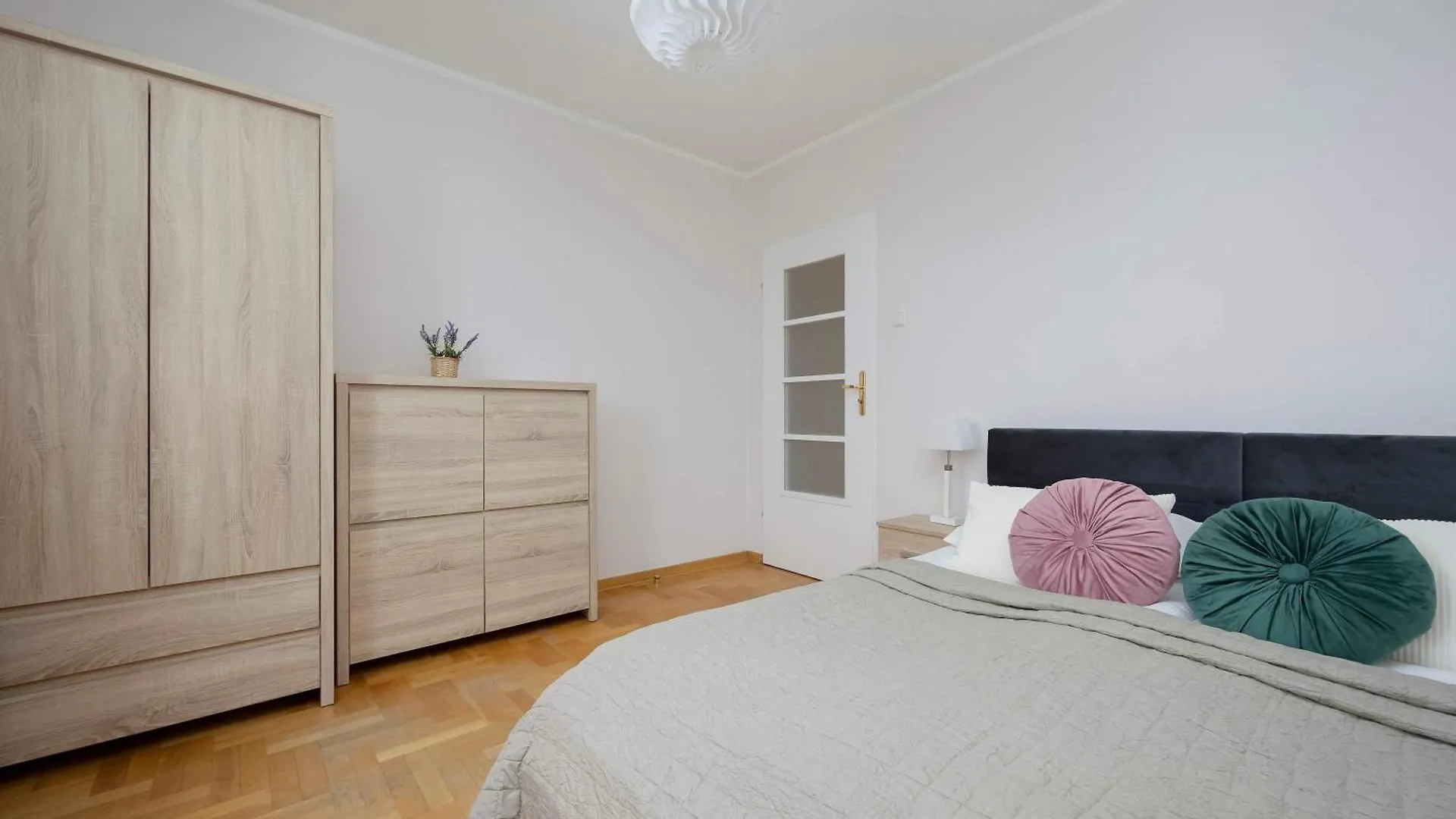 Spacious 4-Bedroom Apartment By Noclegi Renters Warsaw Poland
