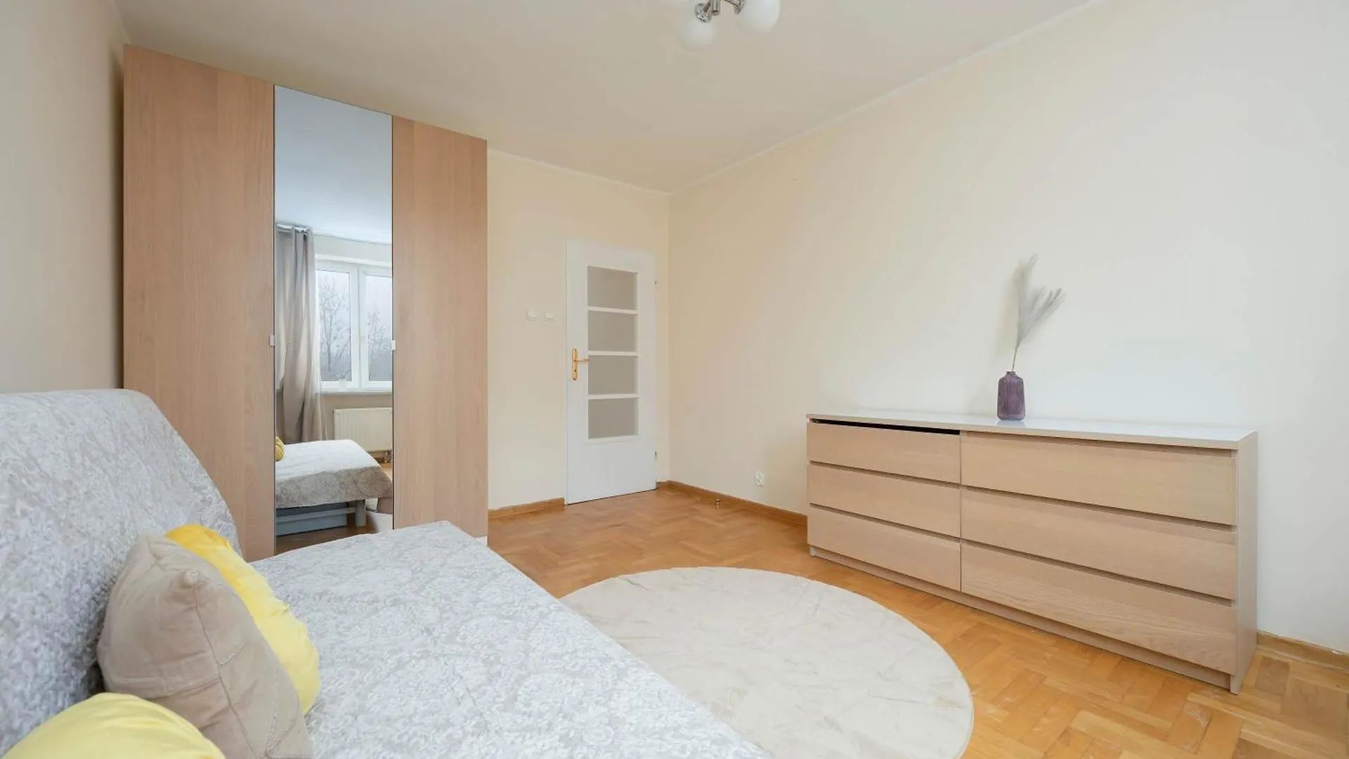 Spacious 4-Bedroom Apartment By Noclegi Renters Warsaw