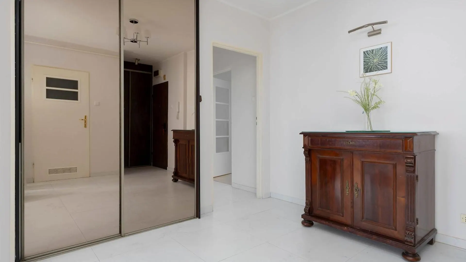 Spacious 4-Bedroom Apartment By Noclegi Renters Warsaw