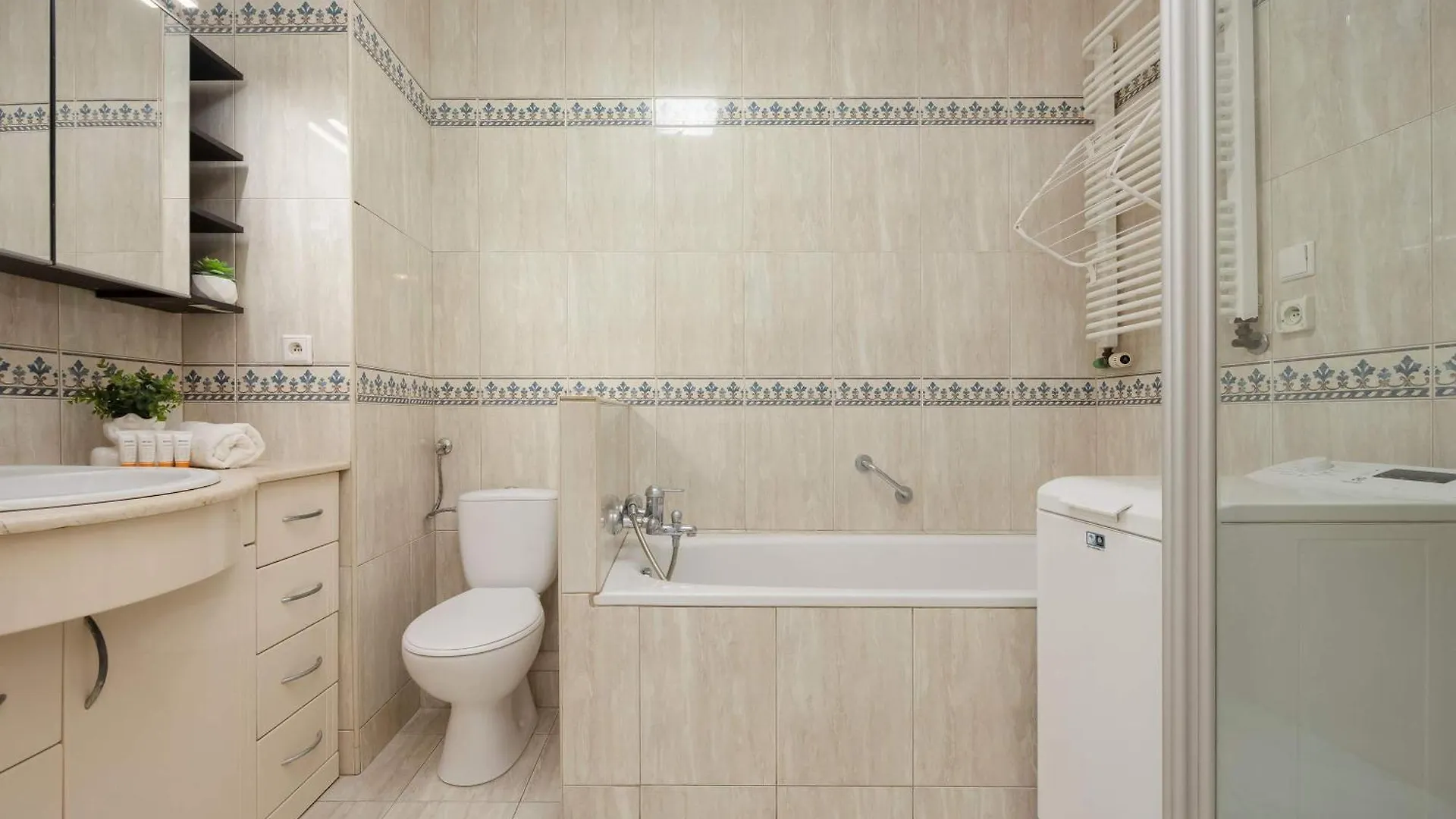 Spacious 4-Bedroom Apartment By Noclegi Renters Warschau Polen