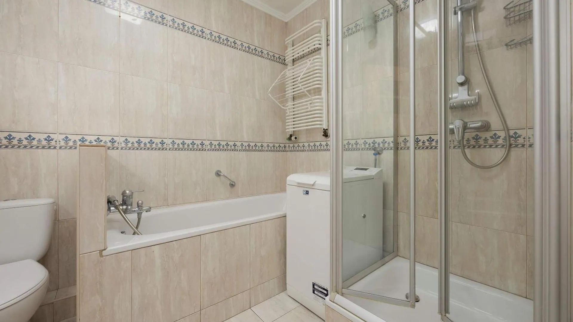 Spacious 4-Bedroom Apartment By Noclegi Renters Warsaw