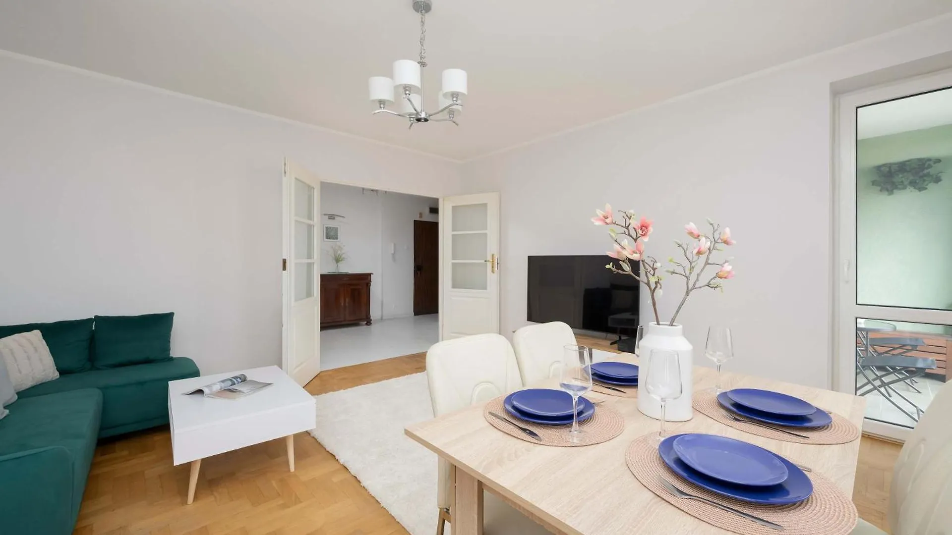 Spacious 4-Bedroom Apartment By Noclegi Renters Warsaw