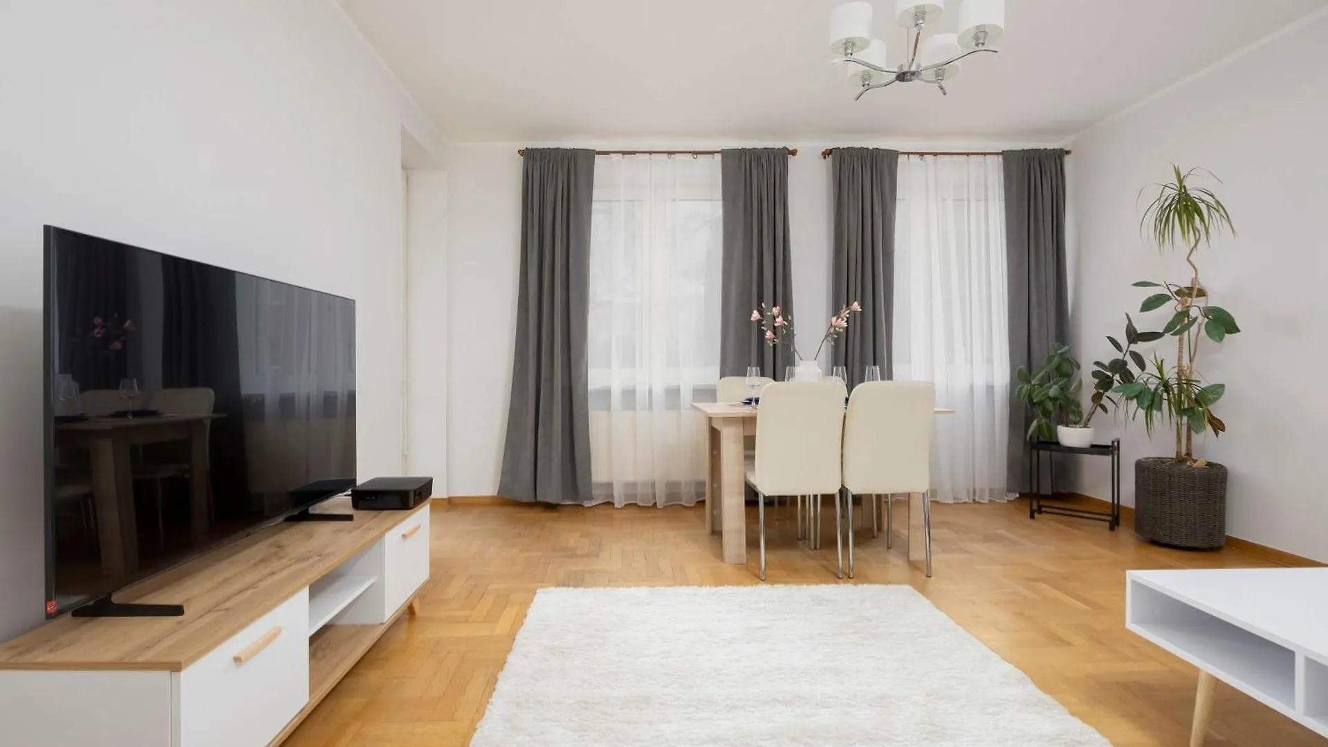 Spacious 4-Bedroom Apartment By Noclegi Renters Warschau