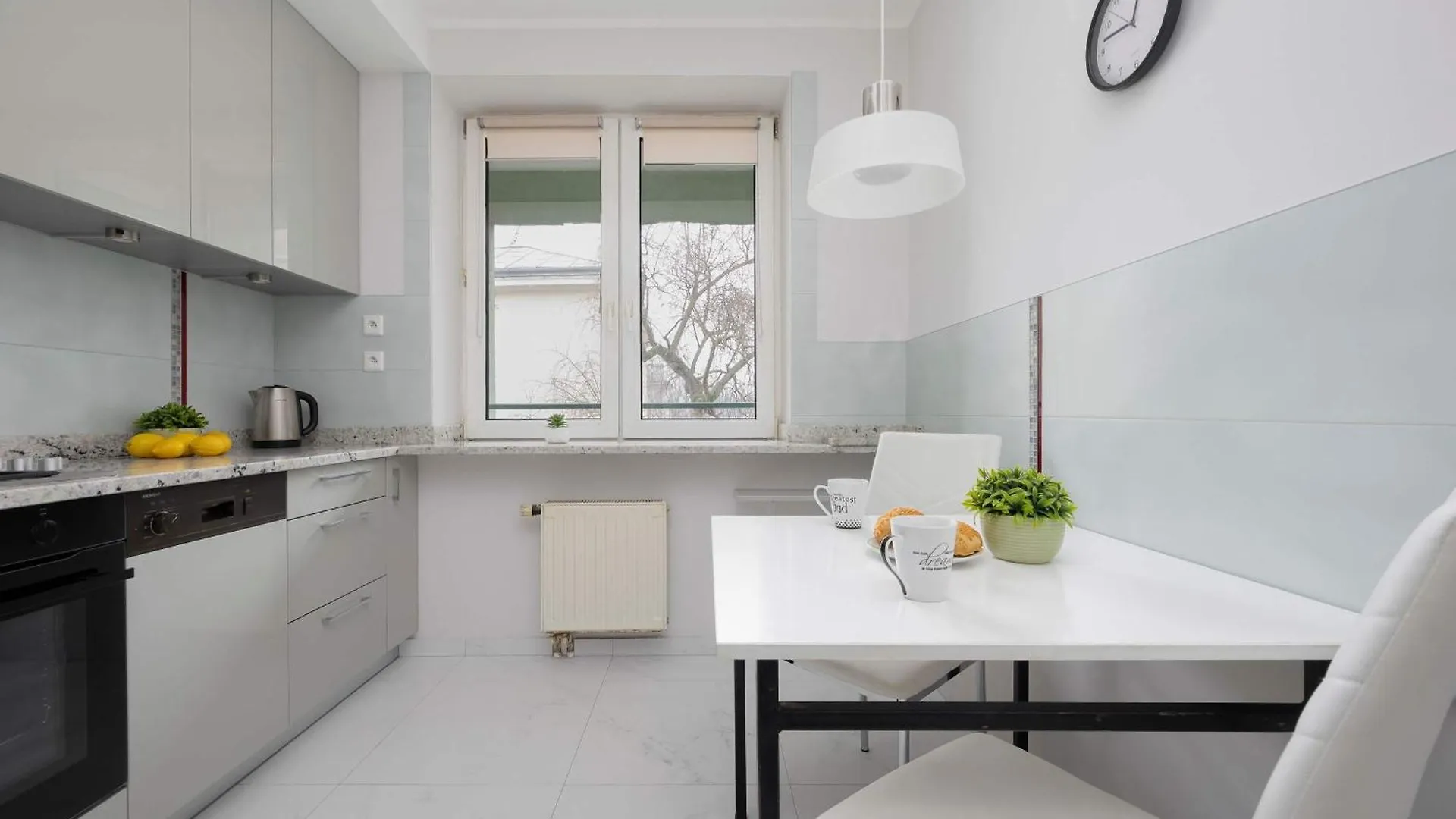 Spacious 4-Bedroom Apartment By Noclegi Renters Warsaw