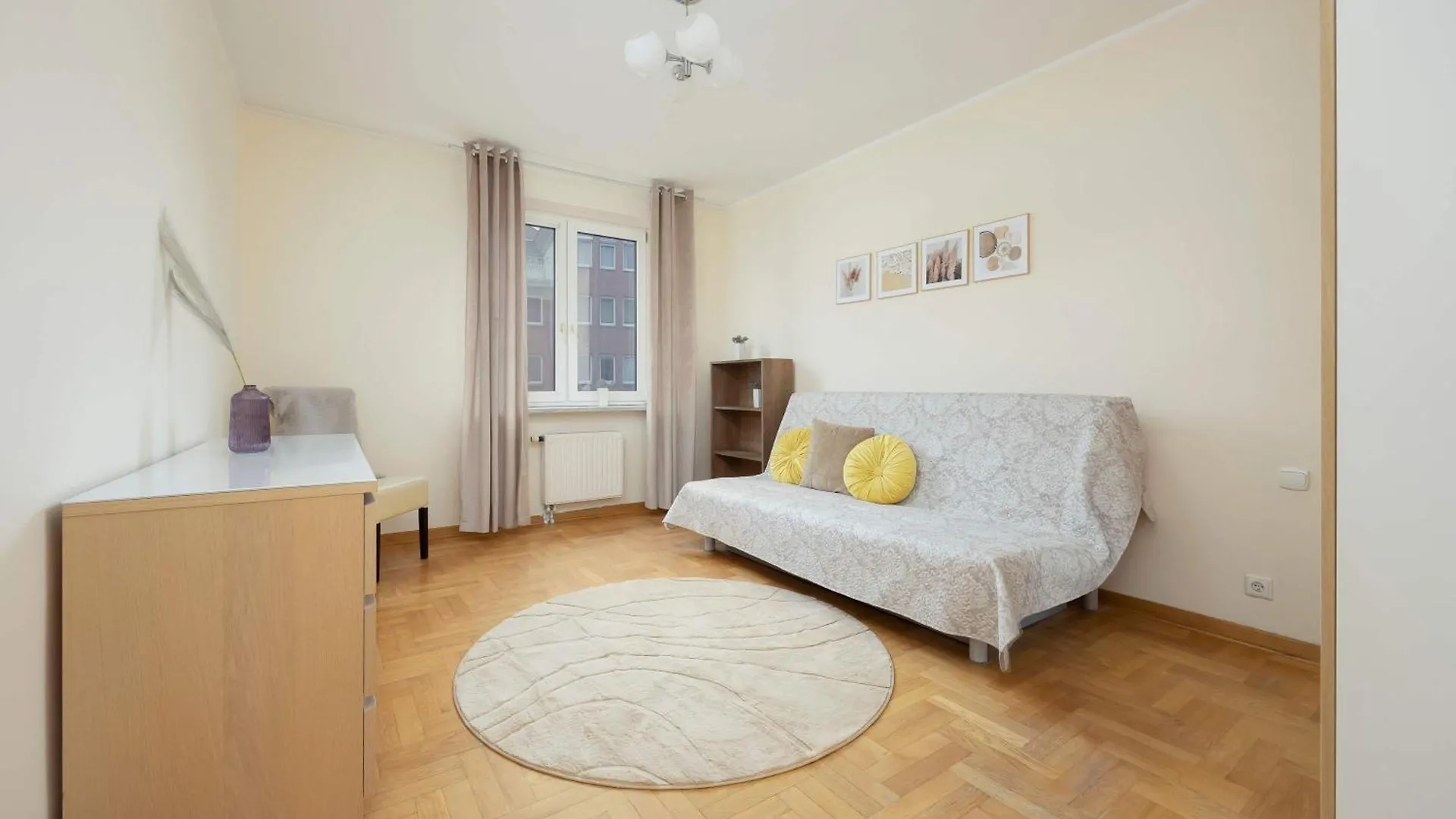 Spacious 4-Bedroom Apartment By Noclegi Renters Warschau Polen